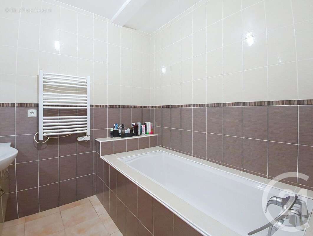 Maison à PEYRESTORTES