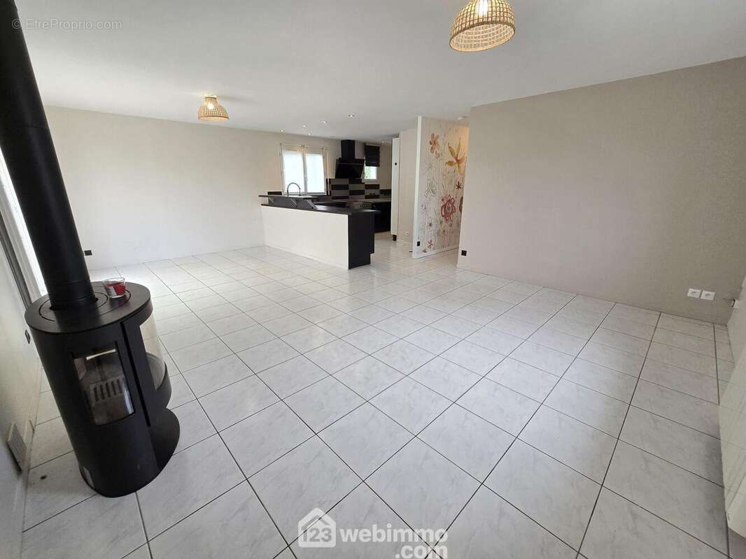 Nous entrons dans la pièce de vie - Terrain à ARSAC