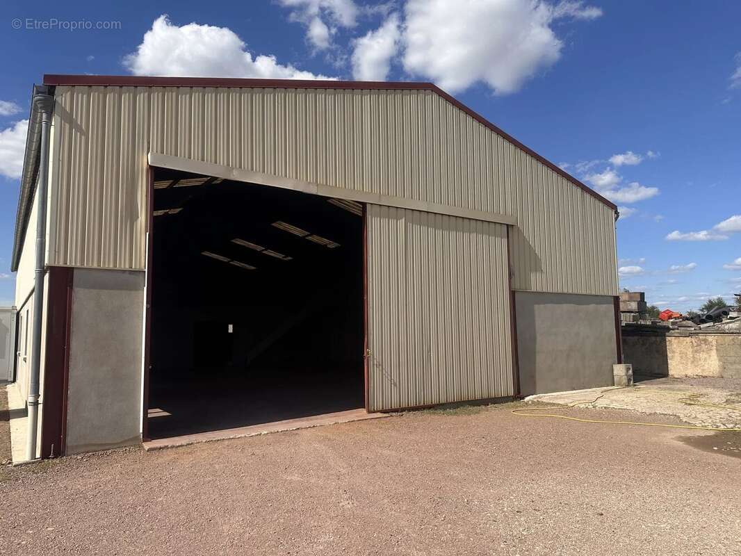 Commerce à PRECY-SOUS-THIL