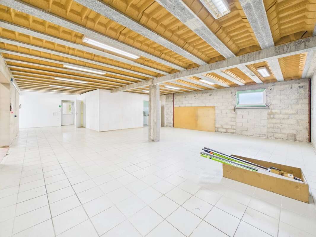 Commerce à PRECY-SOUS-THIL