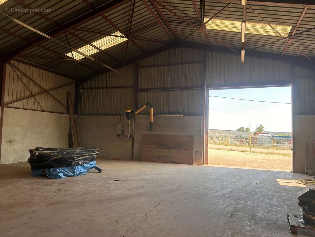 Commerce à PRECY-SOUS-THIL