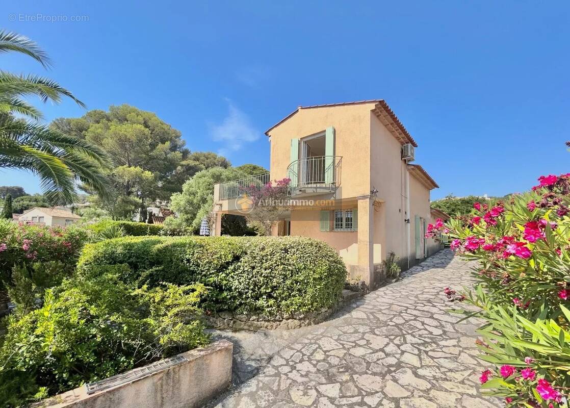 Maison à LES ISSAMBRES