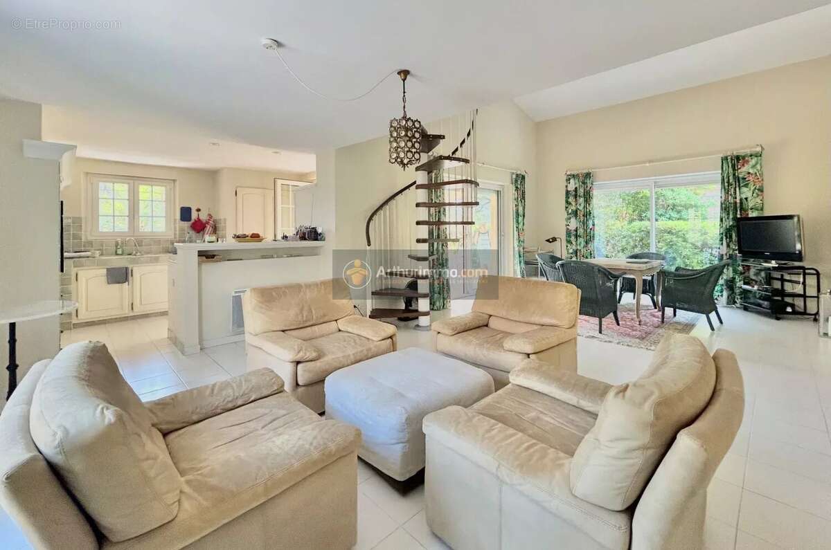 Maison à LES ISSAMBRES