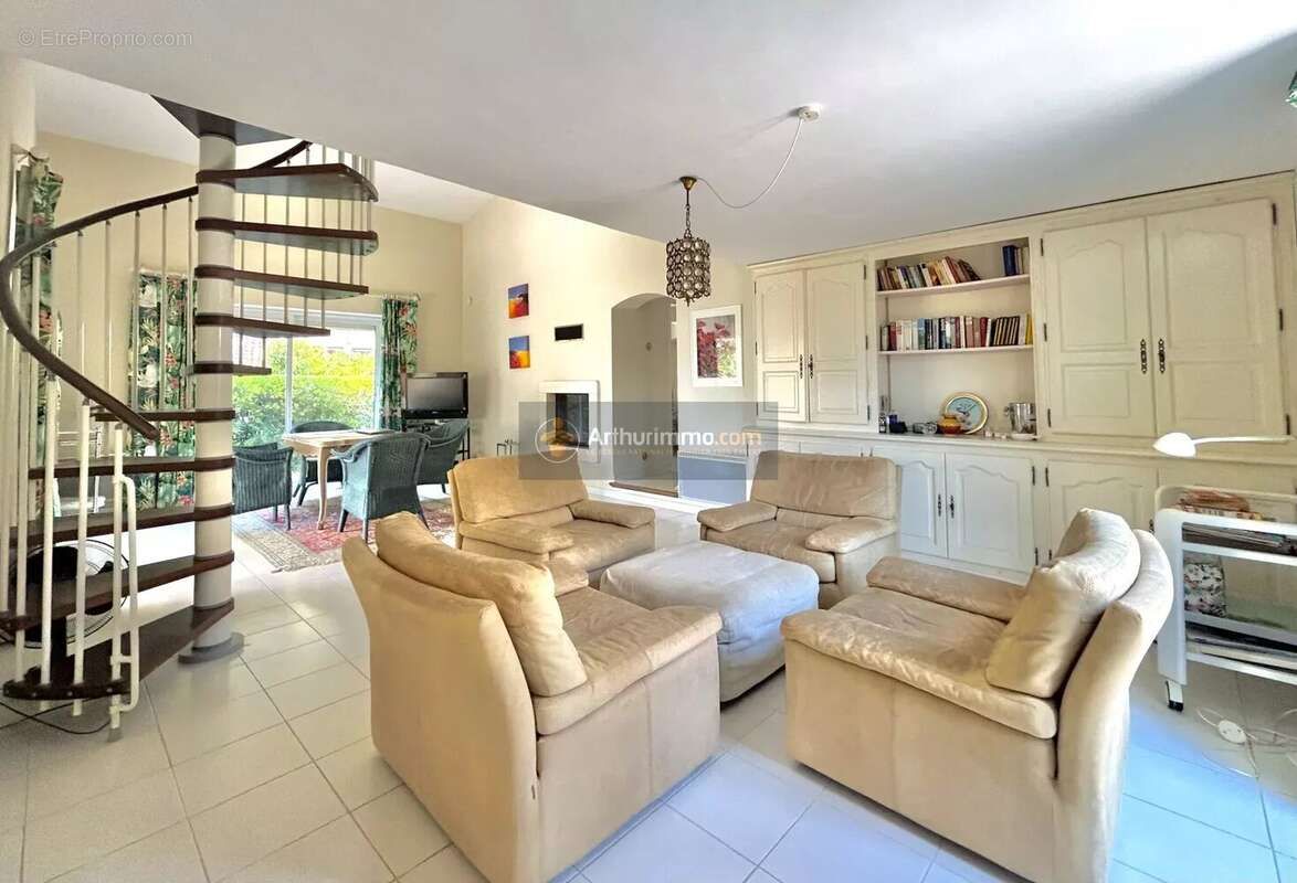 Maison à LES ISSAMBRES