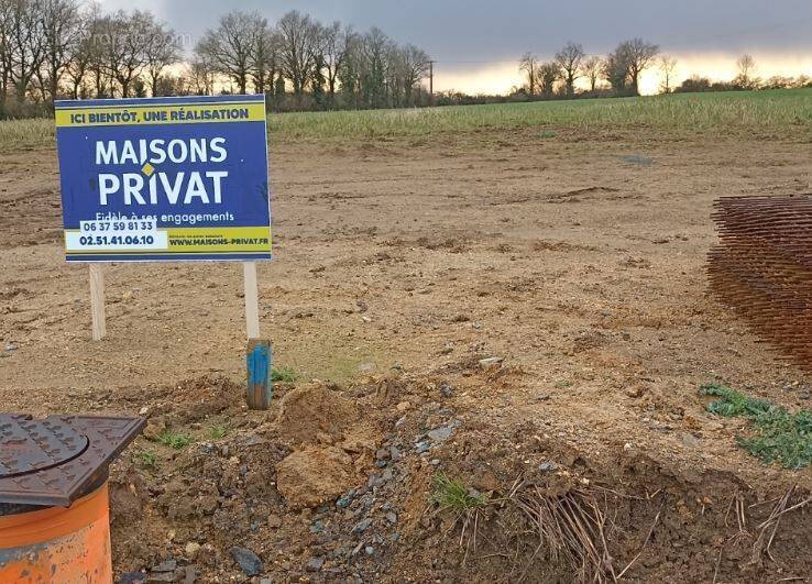 Terrain à BEAULIEU-SOUS-LA-ROCHE
