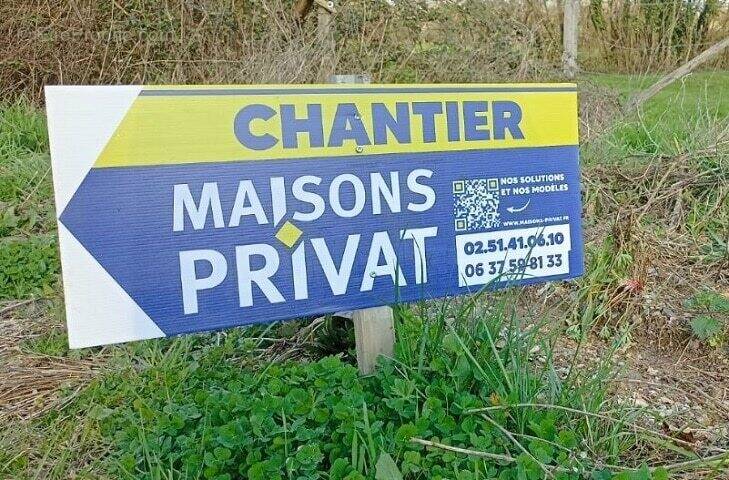 Terrain à SAINT-HILAIRE-LE-VOUHIS