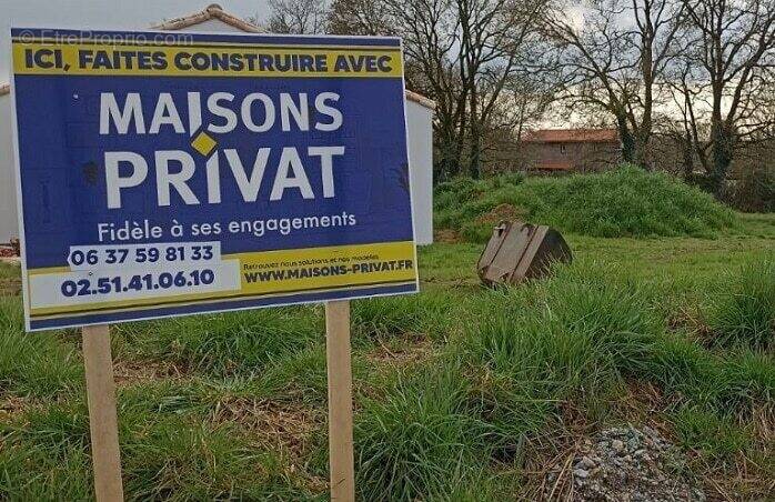 Terrain à FONTENAY-LE-COMTE