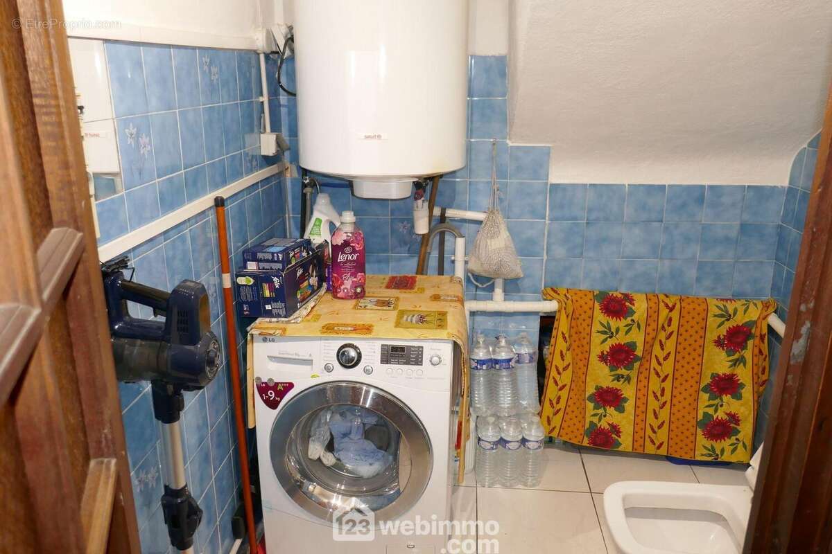 Habitation principale RDC : WC et buanderie - Maison à AVIGNON