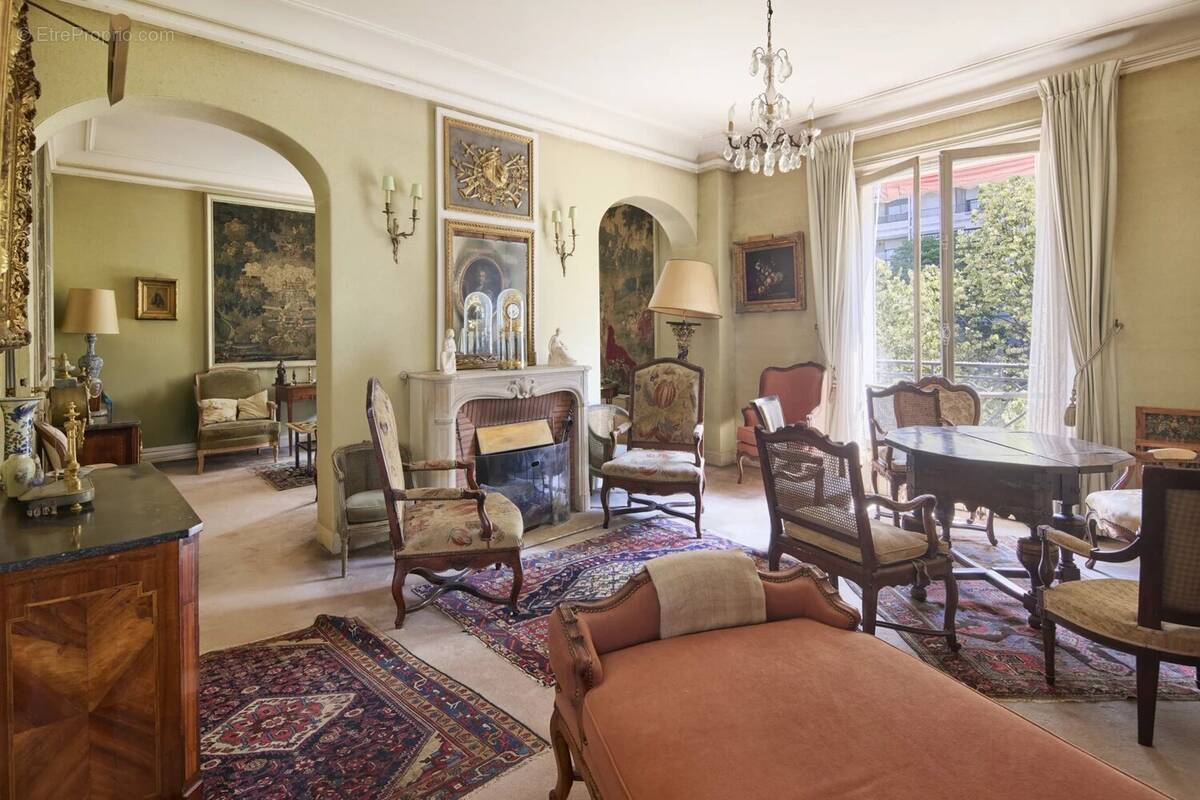 Appartement à PARIS-16E