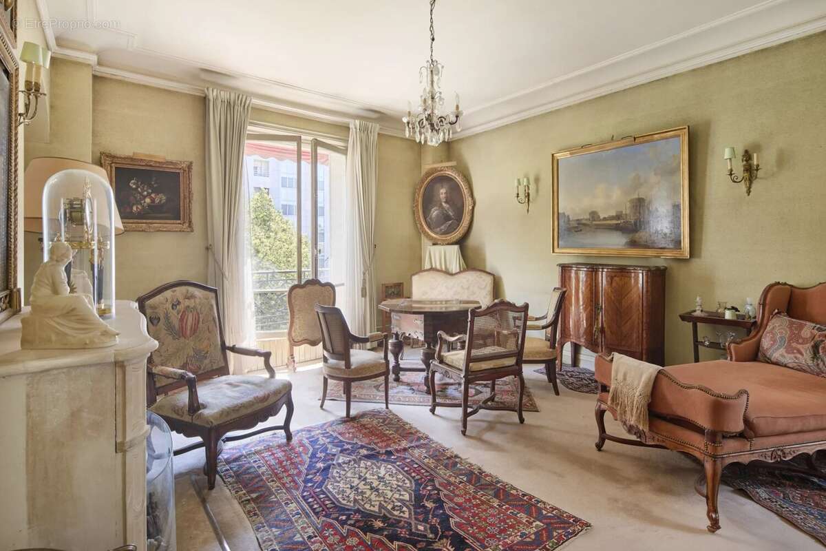 Appartement à PARIS-16E