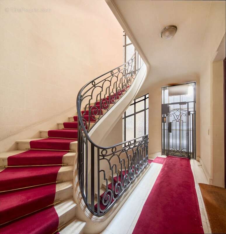 Appartement à PARIS-16E