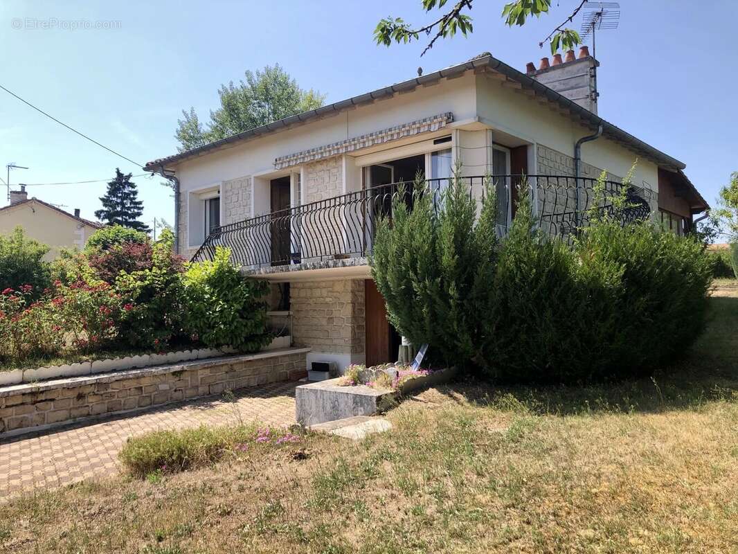 Maison à AVAILLES-LIMOUZINE