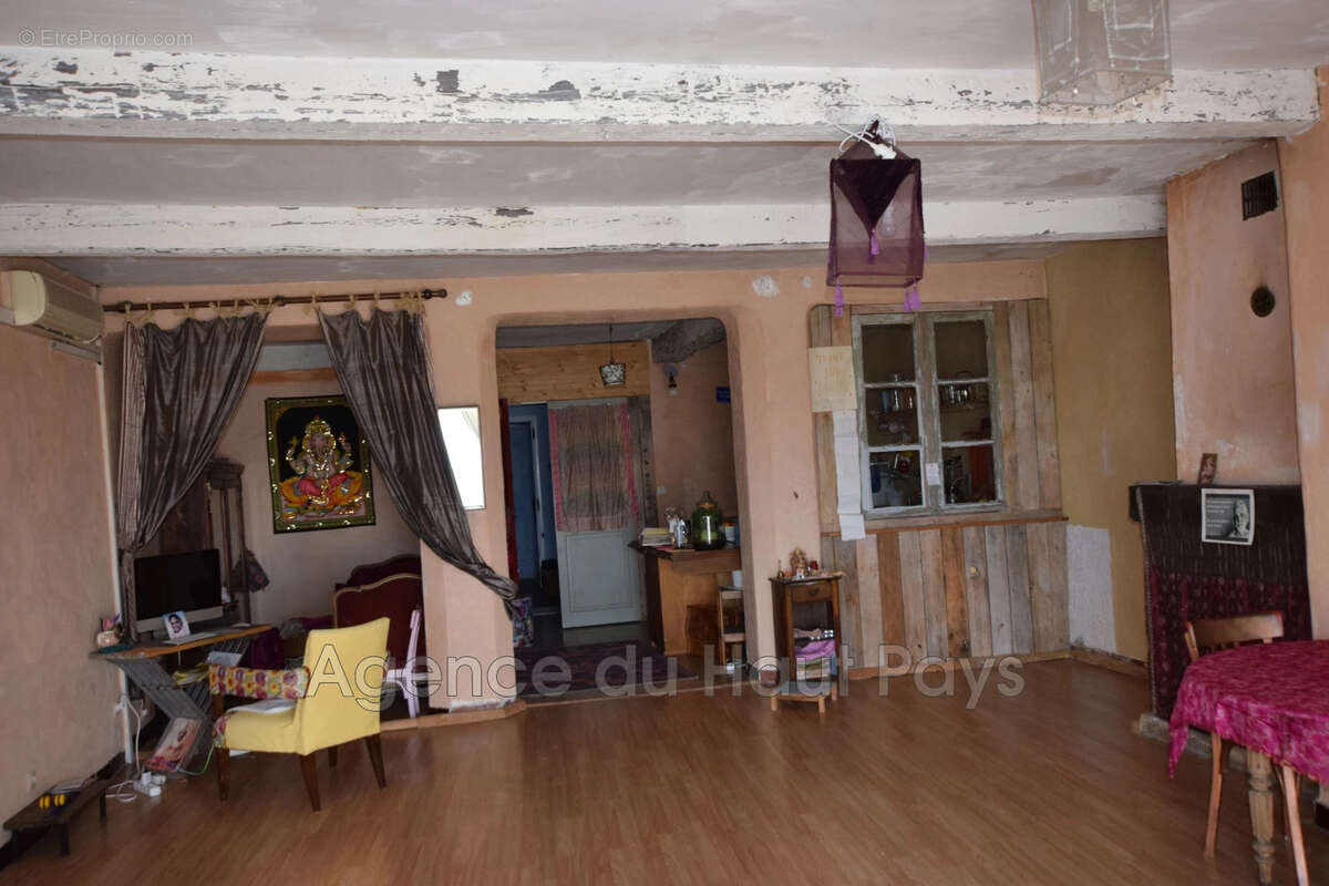 Maison à SAINT-CEZAIRE-SUR-SIAGNE