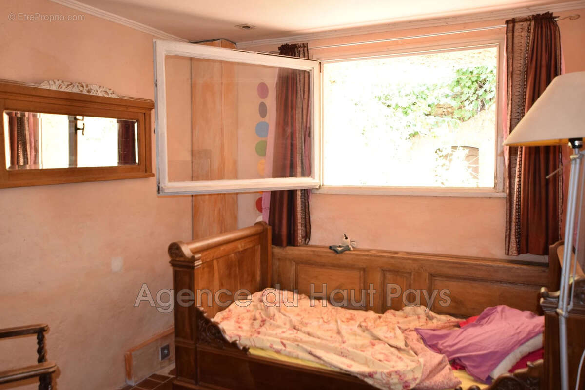 Maison à SAINT-CEZAIRE-SUR-SIAGNE