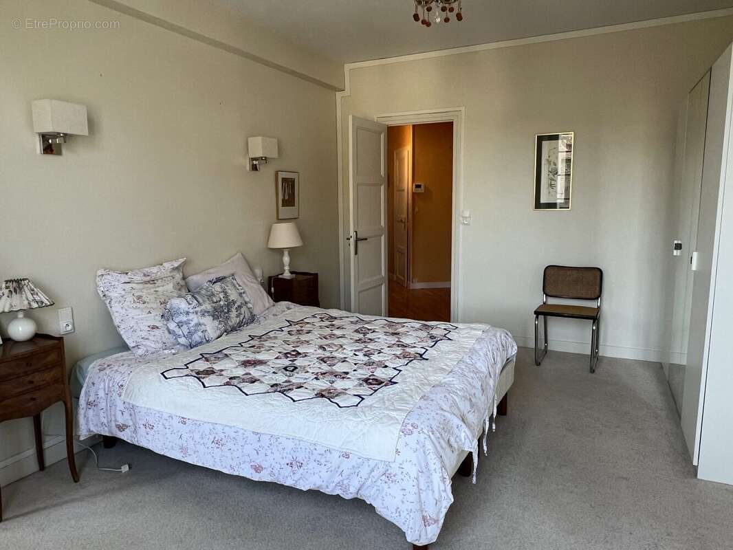 chambre 1  - Appartement à LA LANDE-DE-LOUGE