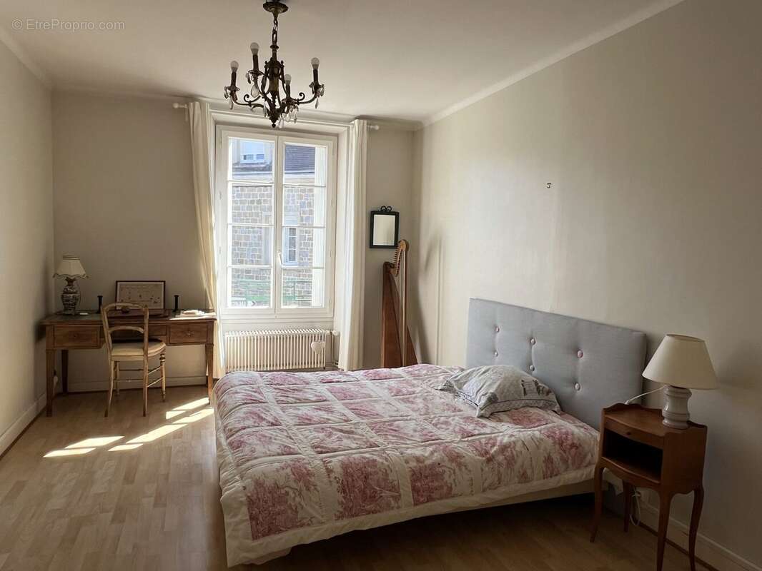 chambre 2 - Appartement à LA LANDE-DE-LOUGE