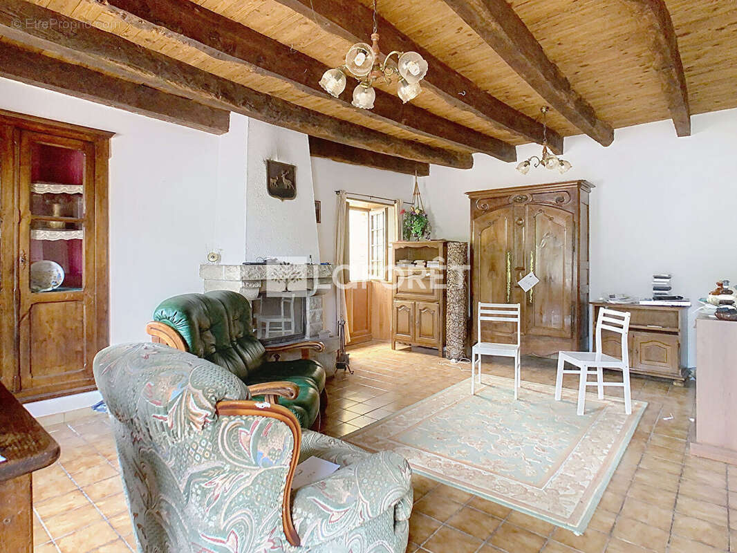 Maison à SAINT-ETIENNE-DU-GUE-DE-L&#039;ISLE