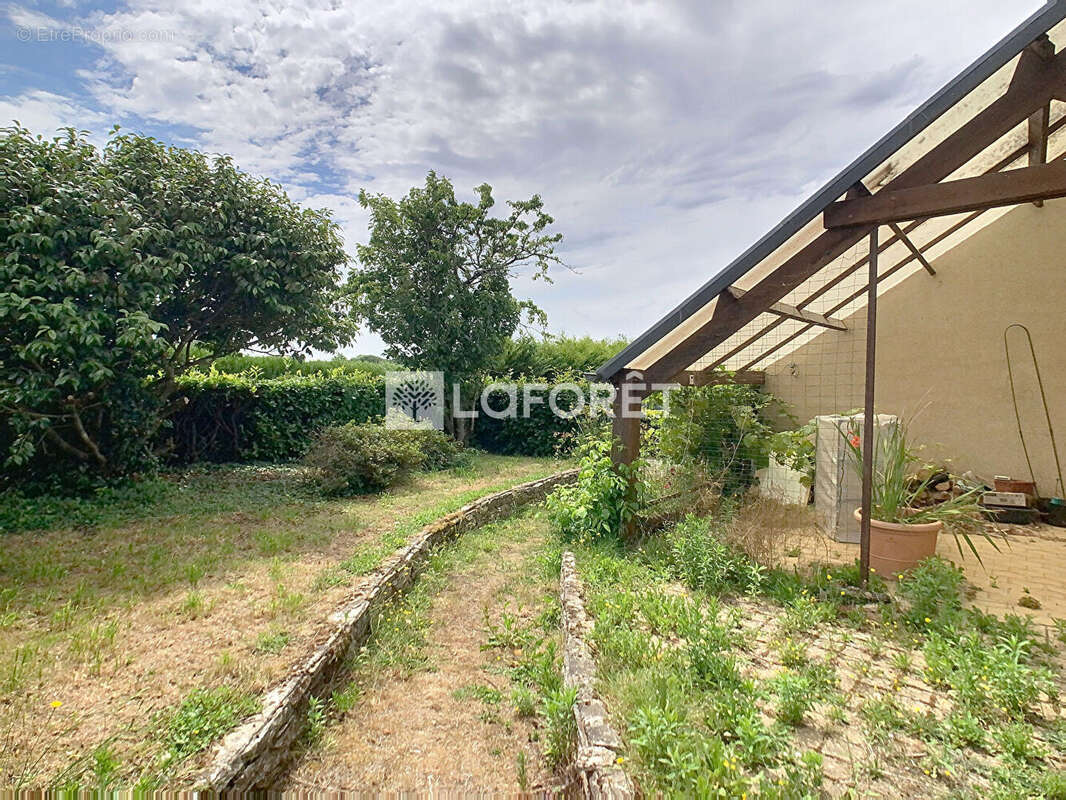 Maison à SAINT-ETIENNE-DU-GUE-DE-L&#039;ISLE