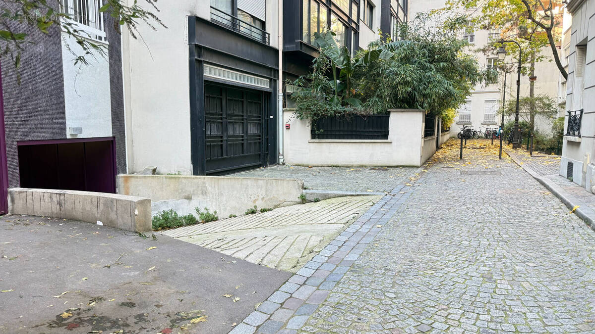 Parking à PARIS-12E