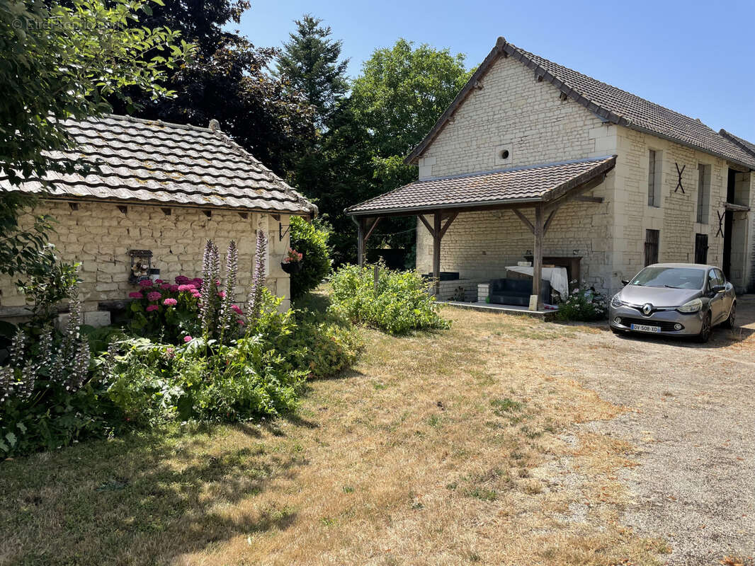 Maison à SAINT-GENEST-D&#039;AMBIERE