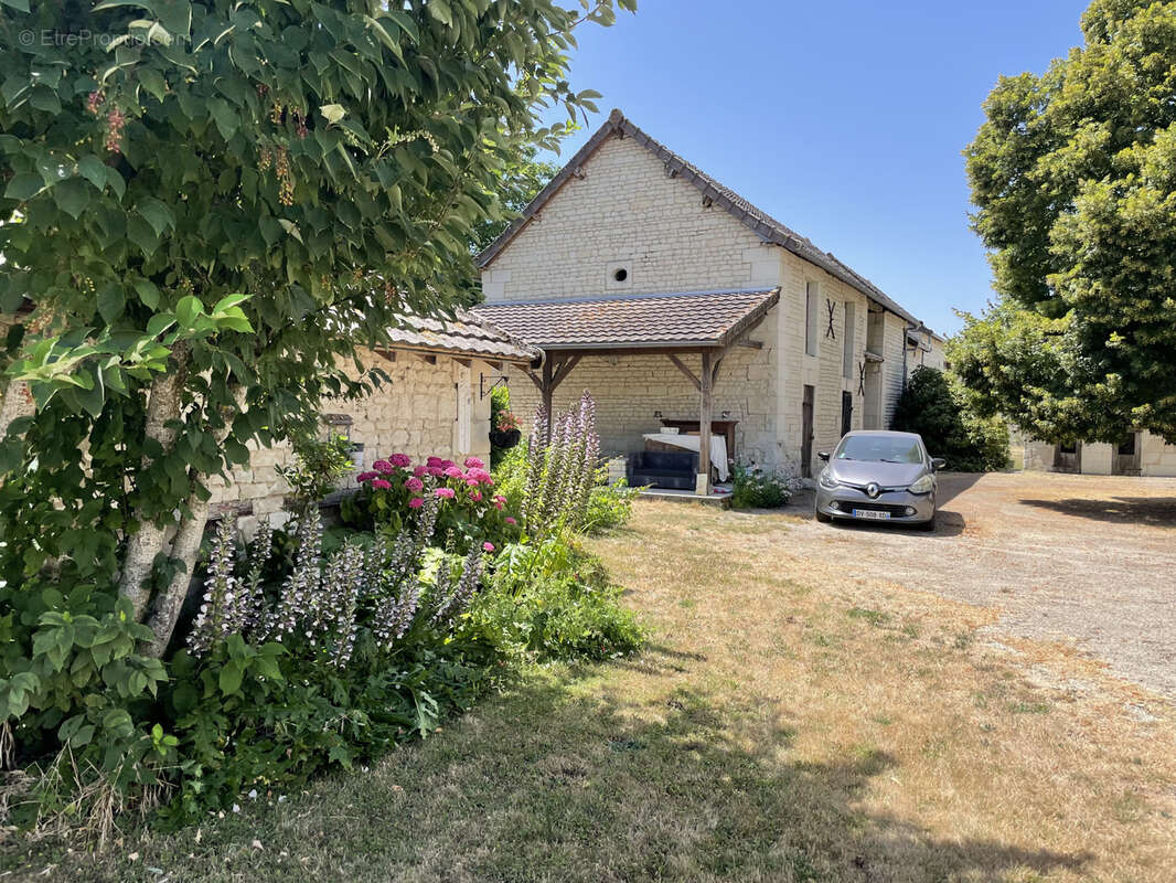 Maison à SAINT-GENEST-D&#039;AMBIERE