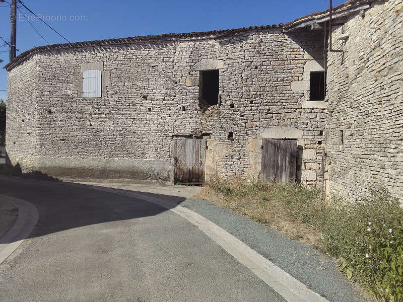Maison à SAINT-HILAIRE-DE-VILLEFRANCHE
