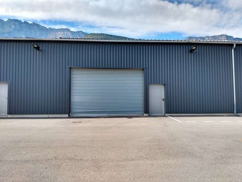 Commerce à SAINT-VINCENT-DE-MERCUZE