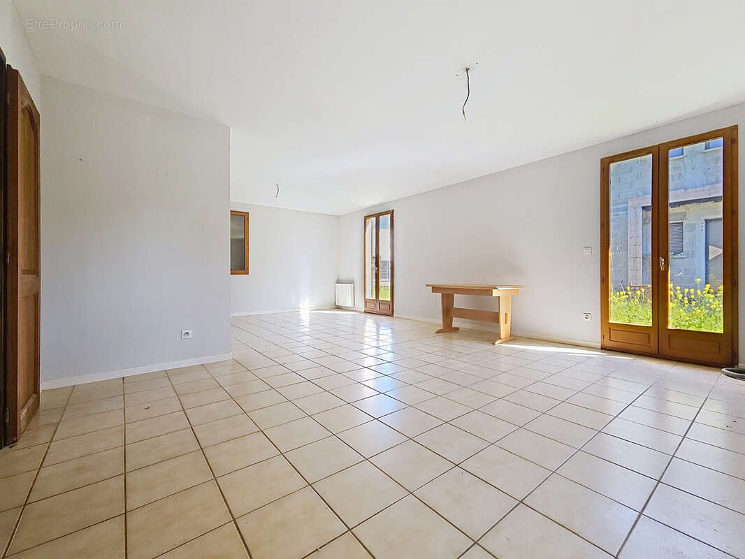 Maison à CRANVES-SALES