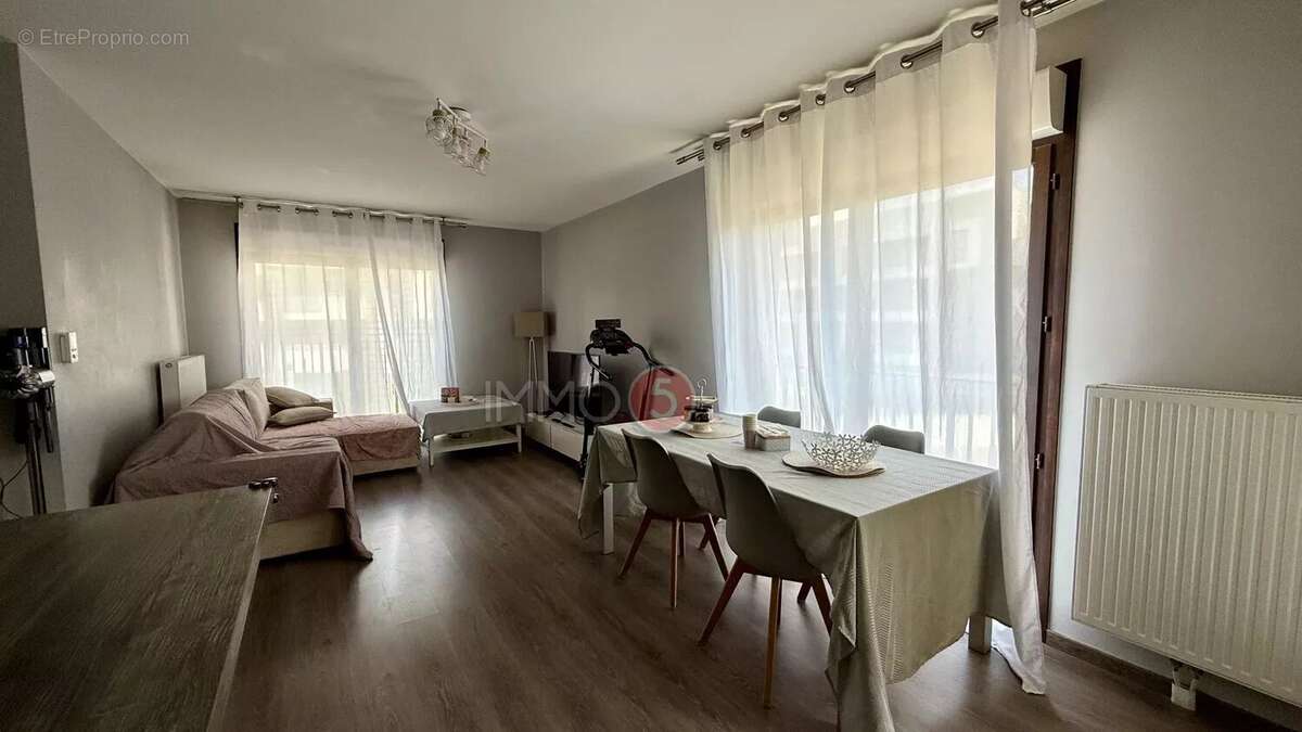 Appartement à LES PAVILLONS-SOUS-BOIS