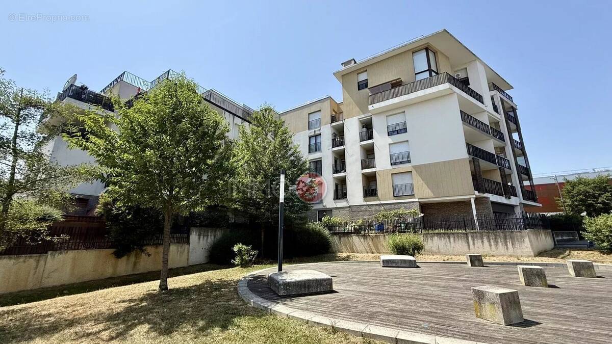 Appartement à LES PAVILLONS-SOUS-BOIS