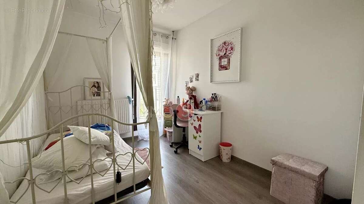 Appartement à LES PAVILLONS-SOUS-BOIS