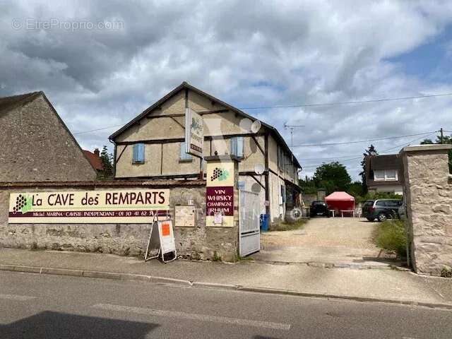 Commerce à SAINT-ARNOULT-EN-YVELINES