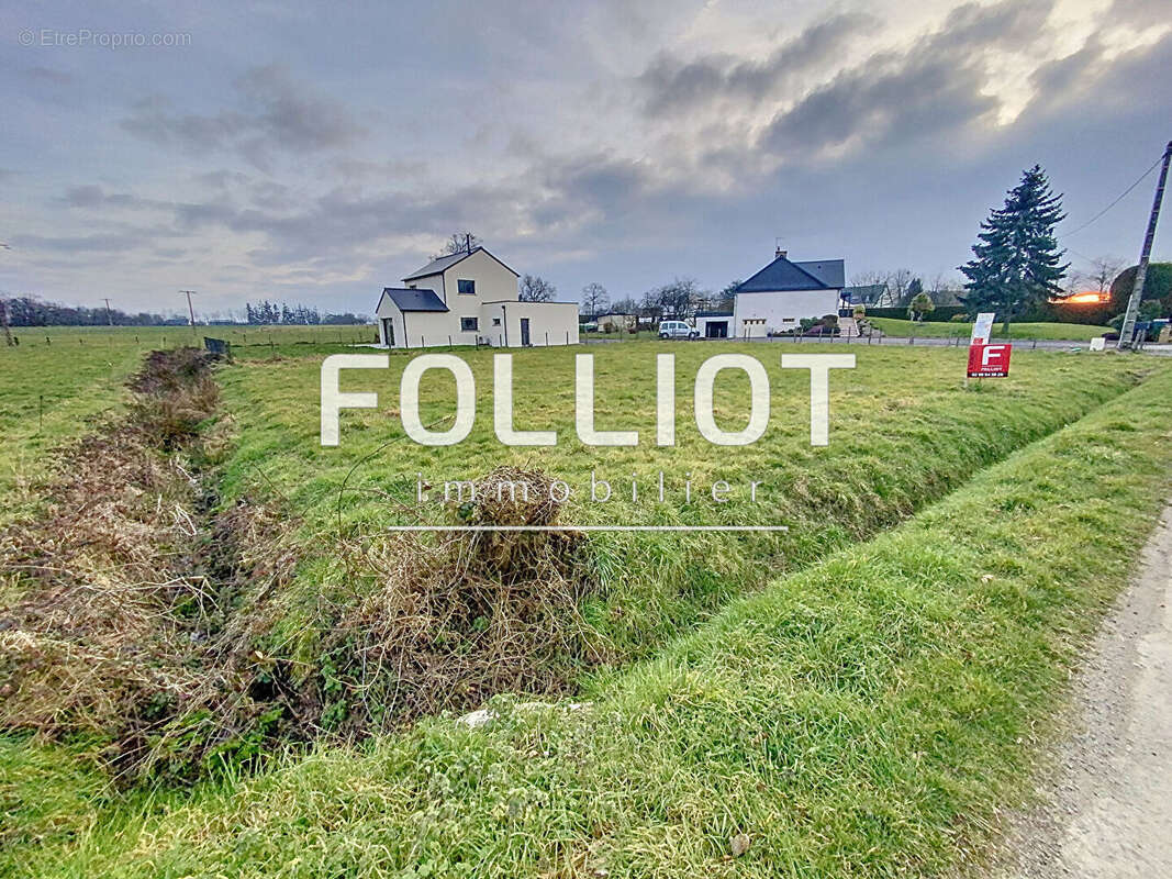 Terrain à SAINT-SAUVEUR-DES-LANDES