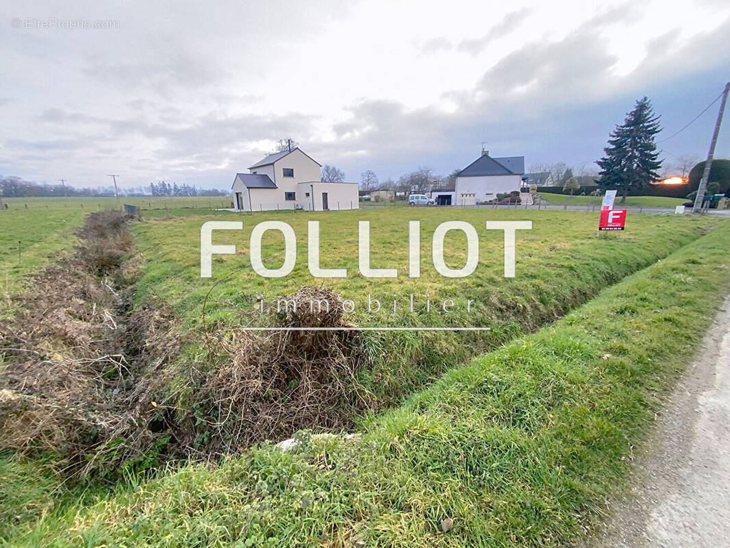 Terrain à SAINT-SAUVEUR-DES-LANDES