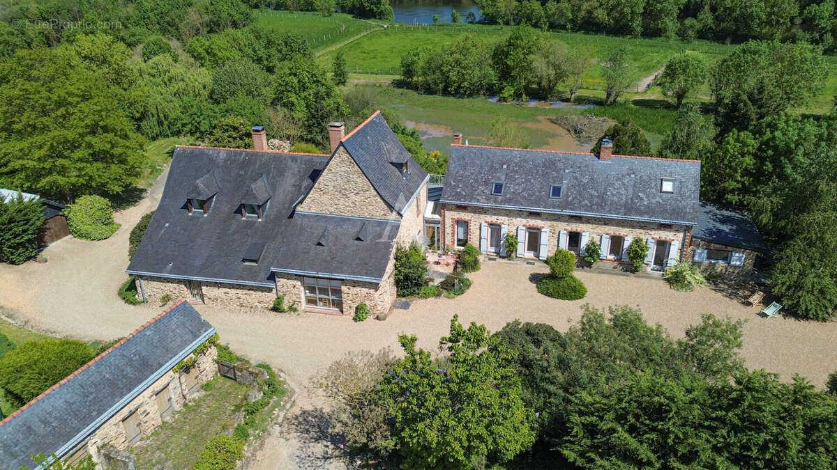 Maison à MONTREUIL-SUR-MAINE