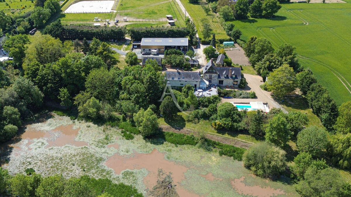 Maison à MONTREUIL-SUR-MAINE