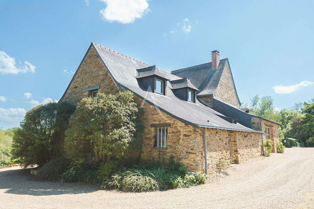 Maison à MONTREUIL-SUR-MAINE
