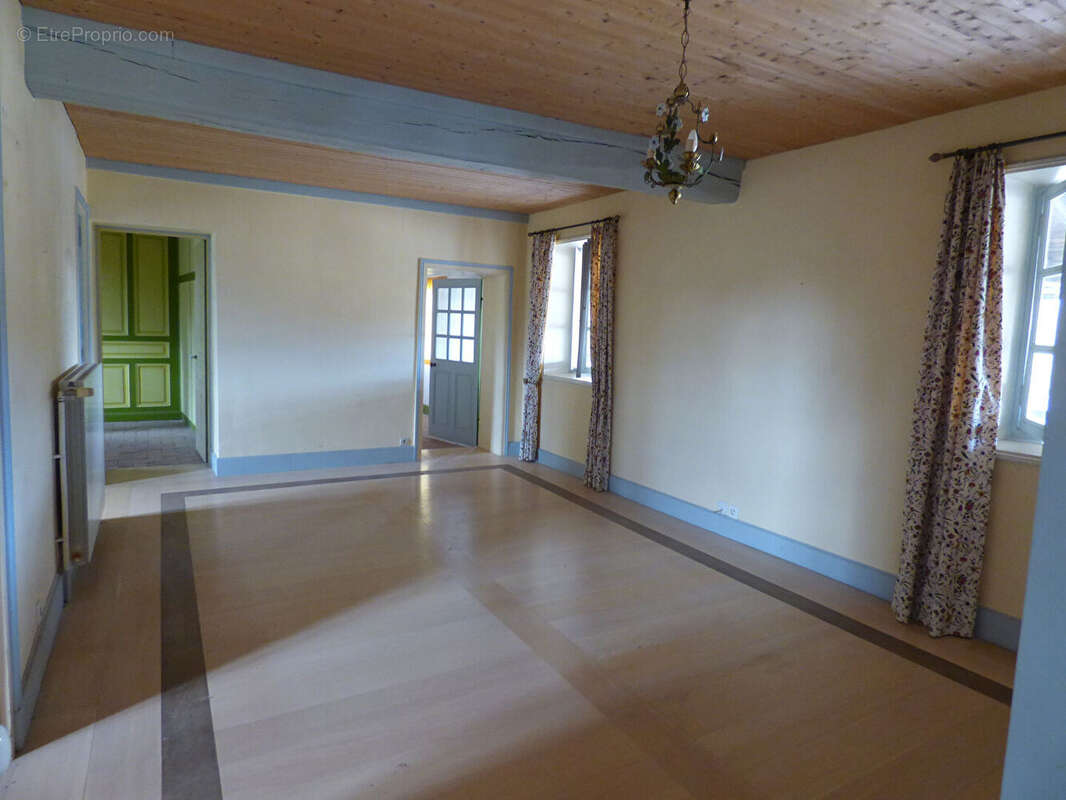 Maison à SAINT-TRIVIER-DE-COURTES