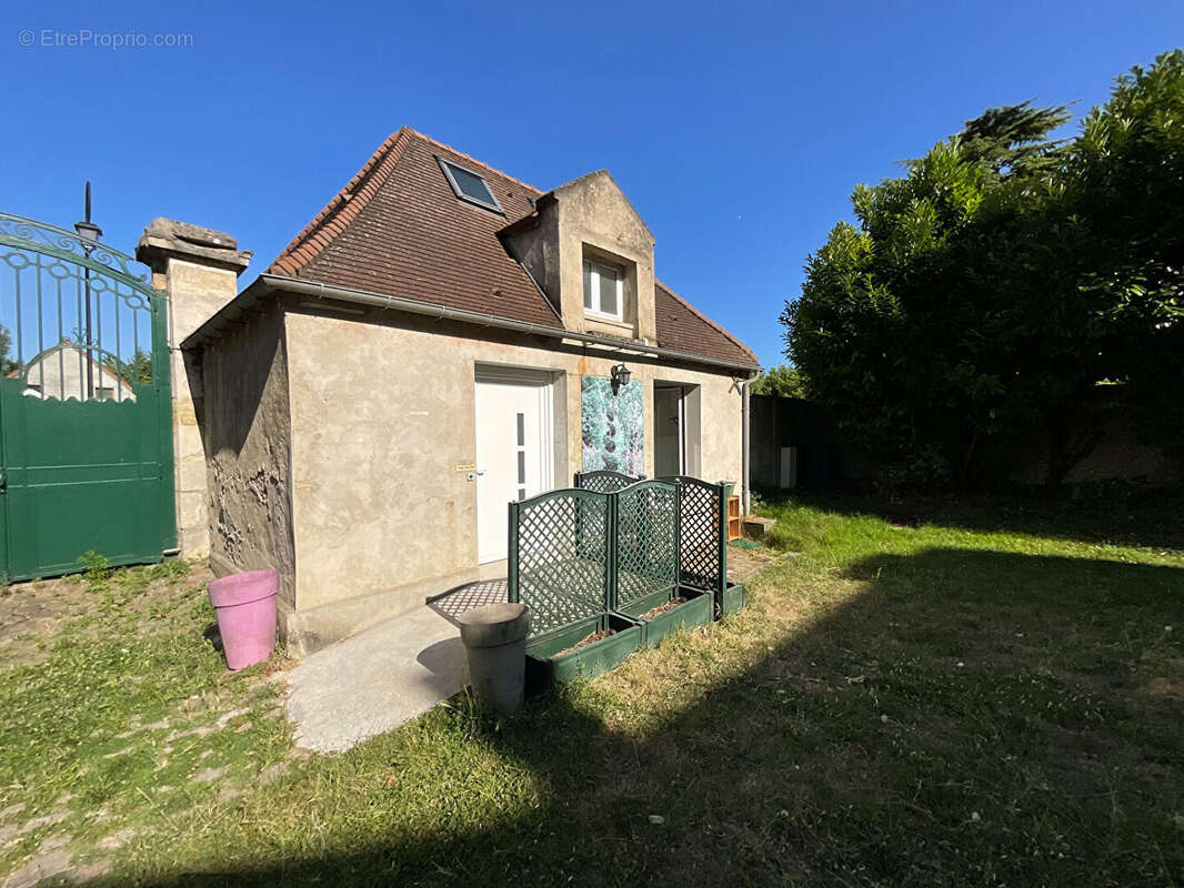 Maison à MAURECOURT