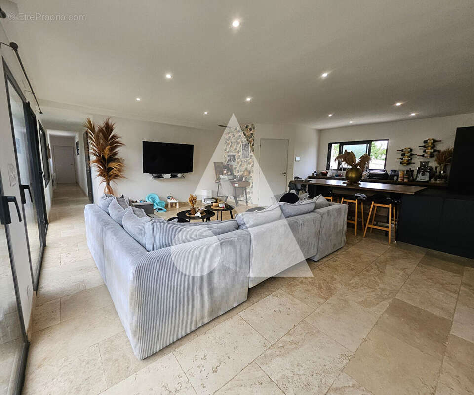 Maison à CHAILLEVETTE