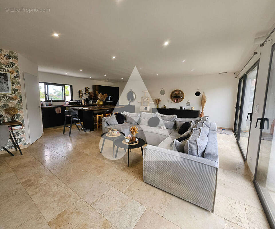 Maison à CHAILLEVETTE