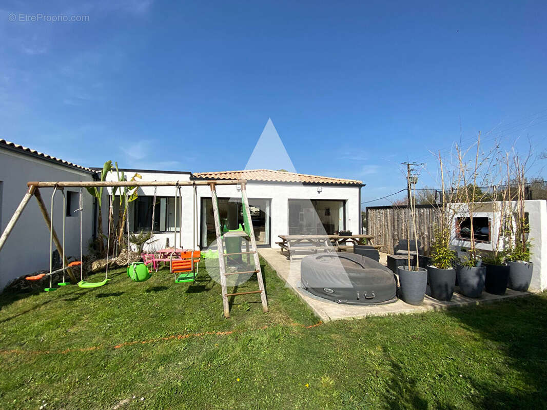 Maison à CHAILLEVETTE