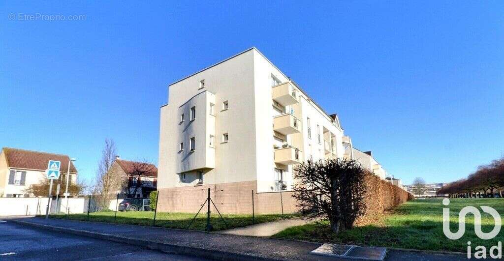 Photo 2 - Parking à MOISSY-CRAMAYEL