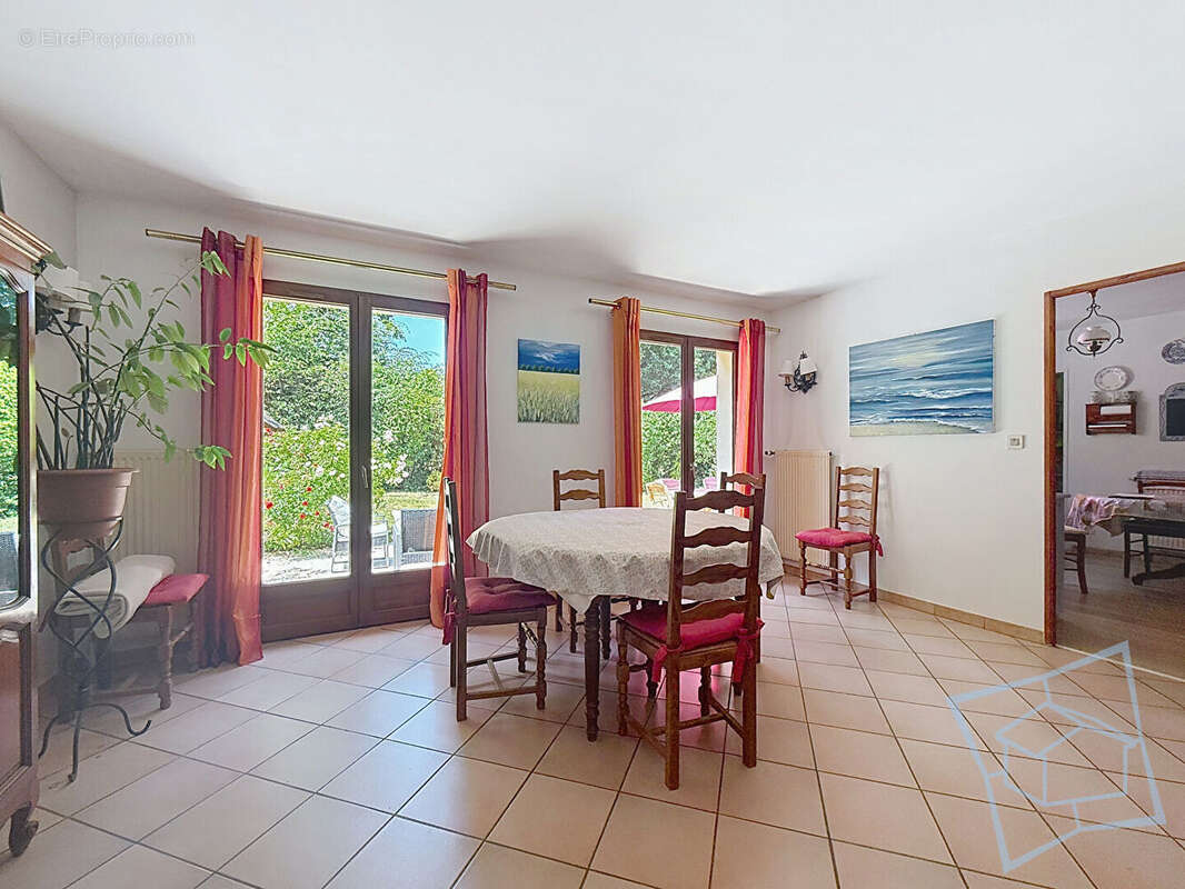 Maison à DAMPIERRE-EN-YVELINES