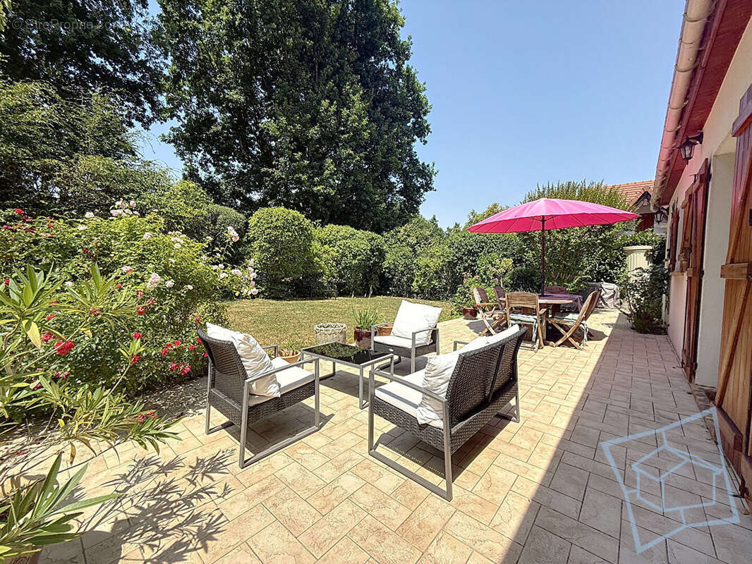 Maison à DAMPIERRE-EN-YVELINES