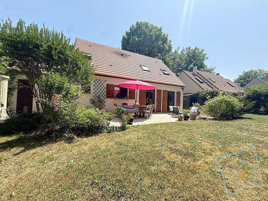 Maison à DAMPIERRE-EN-YVELINES