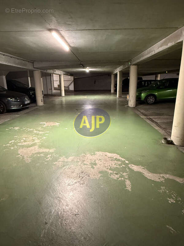Parking à PARIS-15E