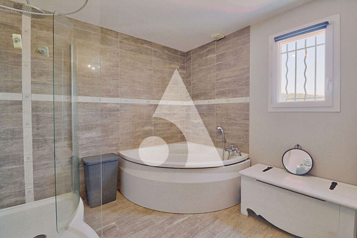 Maison à GREOUX-LES-BAINS