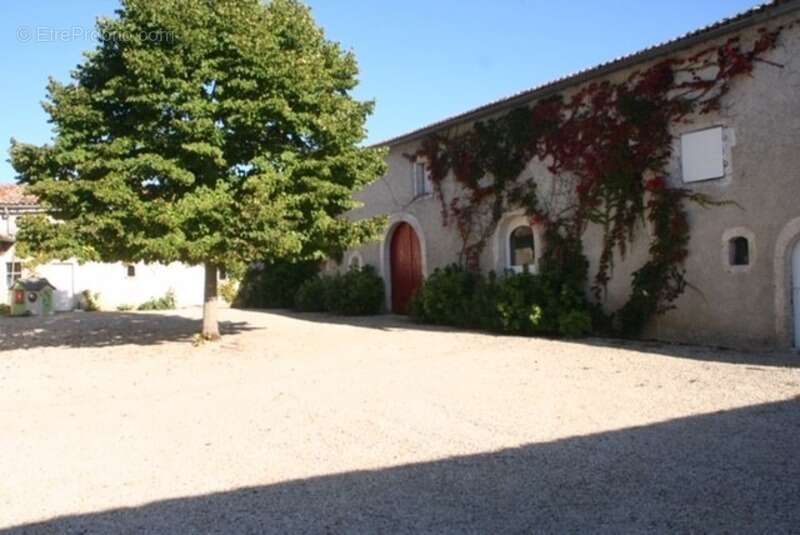 Maison à ROULLET-SAINT-ESTEPHE