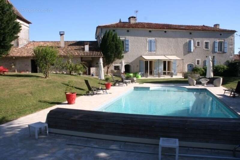 Maison à ROULLET-SAINT-ESTEPHE